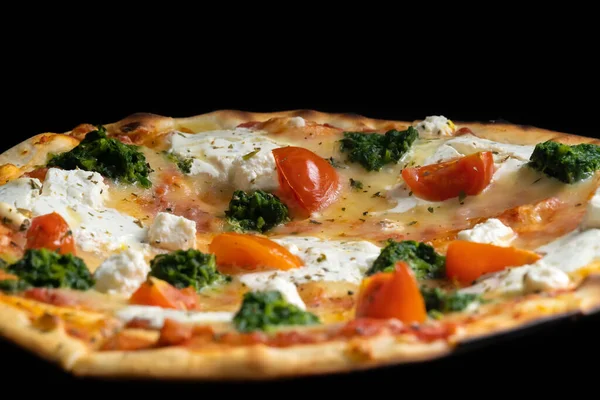 Крупный План Вкусной Пиццы Помидорами Травами Моцареллой Черном Фоне — стоковое фото