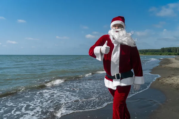 Alegre Papai Noel Está Andando Longo Praia Com Dedo Levantado — Fotografia de Stock