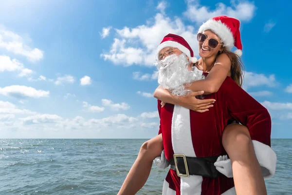 Retrato Papai Noel Segurando Suas Costas Uma Jovem Mulher Sorridente — Fotografia de Stock