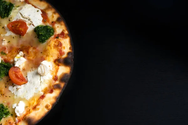 Половина Вкусной Пиццы Помидорами Травами Моцареллой Черном Фоне Копировальным Пространством — стоковое фото
