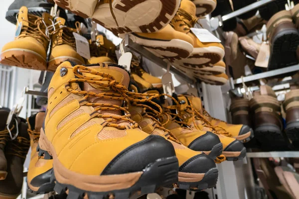 Alışveriş Merkezindeki Kahverengi Kırmızı Renkli Sıradan Erkek Spor Ayakkabılarının Yakın — Stok fotoğraf