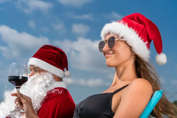 Großaufnahme Junge Glückliche Frau Bikini Weihnachtsmütze Und Weihnachtsmann Sitzen Mit — Stockfoto