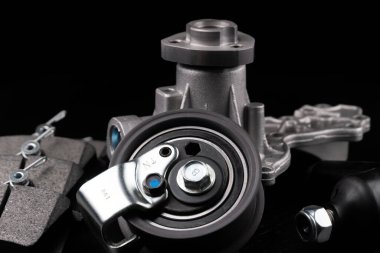 Gri arkaplandaki yedek parça arabasını kapat. Büyük sayı kendi ekseni etrafında döner döner. Yedek parça mağazası. Süspansiyon ve motor parçaları.