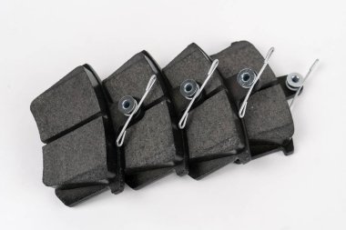 Yeni yedek parça seti. Beyaz arka planda yeni fren yastıkları, boşluğu kopyala. Fren parçaları seti. Araba mağazası ya da araba servisi kavramı.