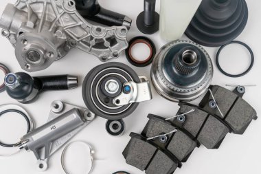 Beyaz arka planda yedek parça vagonu. Yedek parça mağazası. Süspansiyon ve motor parçaları.