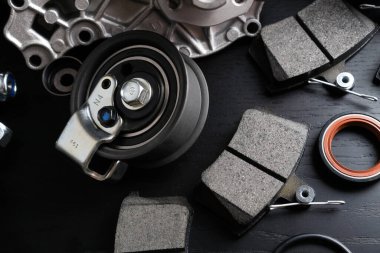 Siyah arka planda yedek parça vagonu. Yedek parça mağazası. Süspansiyon ve motor parçaları.