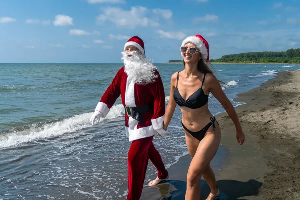 Papai Noel Está Andando Pela Mão Com Uma Jovem Mulher — Fotografia de Stock