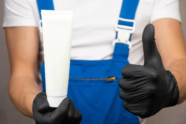 Zamknij Pracownika Niebieskim Mundurze Biały Shirt Posiada Białą Rurkę Której — Zdjęcie stockowe