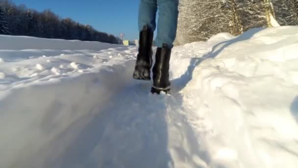 Πόδια Γυναίκας Μαύρες Δερμάτινες Μπότες Που Περπατούν Μέσα Στο Χιόνι — Αρχείο Βίντεο