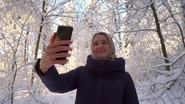 Ung Blond Kaukasiske Kvinde Mens Vandreture Frisk Luft Vinterskoven Det – Stock-video