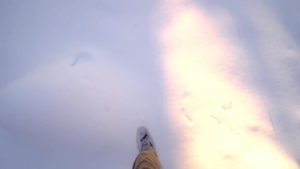 Вид Первого Лица Человек Ходит Коричневых Туфлях Глубокому Снегу Мягкий — стоковое видео