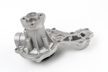 Beyaz arka planda bir araba su pompası için yedek parçanın yakın plan çekimi. Tamir, araba servisi, yedek parça mağazası