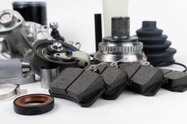 Beyaz arka planda yedek parça vagonu. Yedek parça mağazası. Süspansiyon ve motor parçaları.