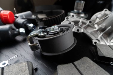 Siyah arka planda yedek parça vagonu. Yedek parça mağazası. Süspansiyon ve motor parçaları.