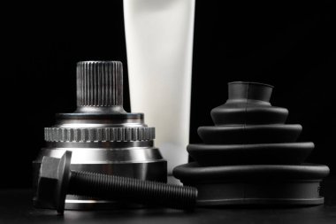 Araba özgeçmişi. Siyah arkaplanda sürücü şaftı bağlantısı. Yeni sabit hız eklemleri. Yeni otomotiv CV eklemleri. Araba servisi ya da bakım için yedek parça. Yedek parça mağazası. başka bir teçhizatla