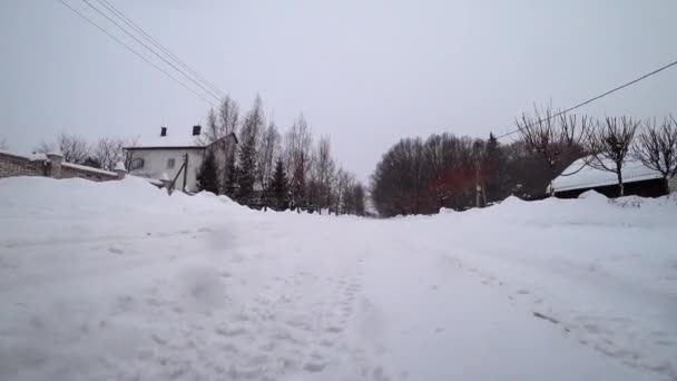 住区或城市住区被雪覆盖的公路上的车辆流动 乡村道路 Gopro相机拍摄的道路底部转向汽车 Suv 骑在雪堆上 — 图库视频影像