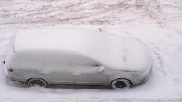 Αμάξι Είναι Παρκαρισμένο Χιονάτη Και Πολύ Χιόνι Στο Αυτοκίνητο Χιονίζει — Αρχείο Βίντεο