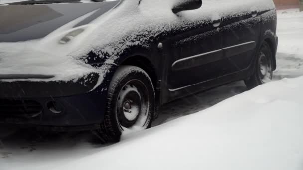 Αμάξι Είναι Παρκαρισμένο Χιονάτη Και Πολύ Χιόνι Στο Αυτοκίνητο Χιονίζει — Αρχείο Βίντεο