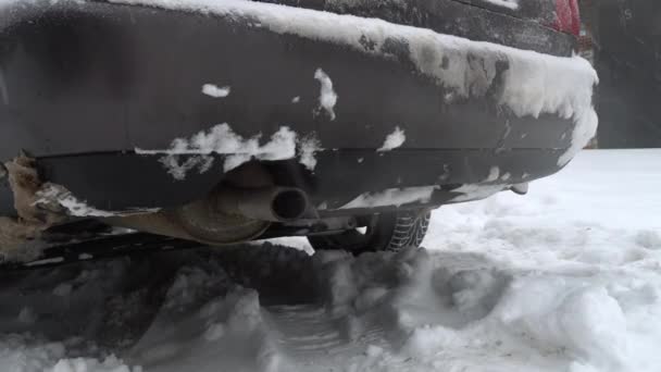 煙は雪や冬を背景に車の排気管から来ています 温室効果と気候温暖化の概念 大気中への二酸化炭素及び重金属の排出 — ストック動画