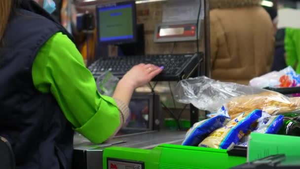 Supermarket Checkout Counter Professional Cashier Scans Groceries Food Items Clean — Vídeo de Stock