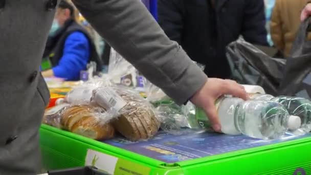 2022年1月2日 白俄罗斯莫吉廖夫 在超级市场 男人在收银机磁带上放商品 在商场或商店购买日用品 — 图库视频影像