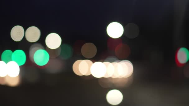 Ночные Фонари Размывали Боке Машин Движении Дороге Ночью Абстрактный Ярко — стоковое видео