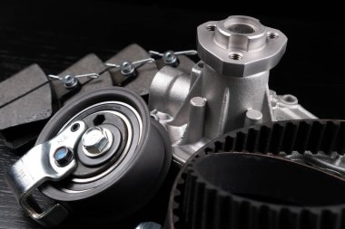 Siyah arka planda yedek parça vagonu. Büyük sayı kendi ekseni etrafında döner döner. Yedek parça mağazası. Süspansiyon ve motor parçaları.