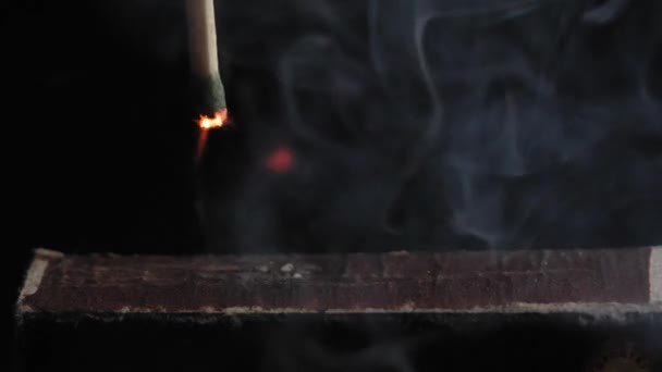 Matchstick Загорается После Попадания Кремня Поверхности Спичечной Коробки Всё Реально — стоковое видео
