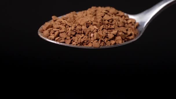 速溶咖啡咖啡粉产品 用勺子把冻干的速溶咖啡倒入超慢运动的黑色背景中 宏观特写 咖啡因类 — 图库视频影像