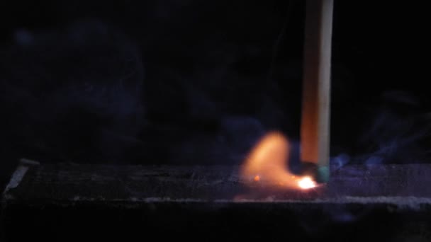火柴杆击中火柴盒的火石表面后点燃 一切都是真的 没有火焰过滤器 火柴在火柴盒边和火堆边移动 宏观摄影 慢动作 — 图库视频影像
