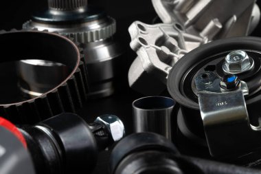 Siyah arka planda yedek parça vagonu. Yedek parça mağazası. Süspansiyon ve motor parçaları.