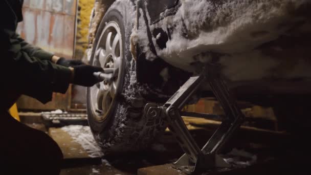 Car Mechanic Picks Car Doncrat Old Dirty Garage Carbolic Spine — Vídeo de stock