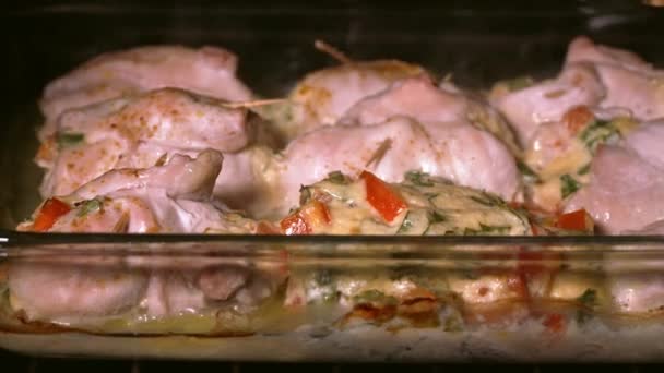 Tavada Lezzetli Tavuk Eti Porsiyonları Kızartma Kızartma Işlemi Mutfak Sobasında — Stok video