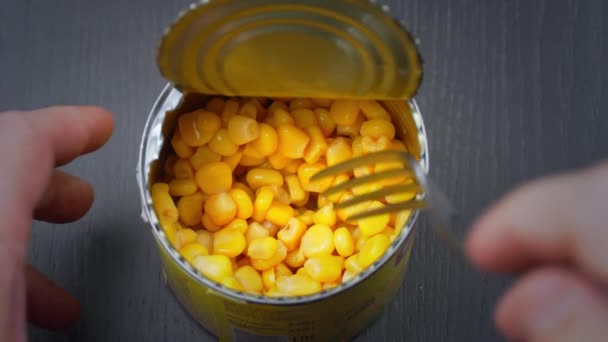 Whole Grain Sweet Corn Canned Open Iron Metal Jar Man — Vídeo de Stock