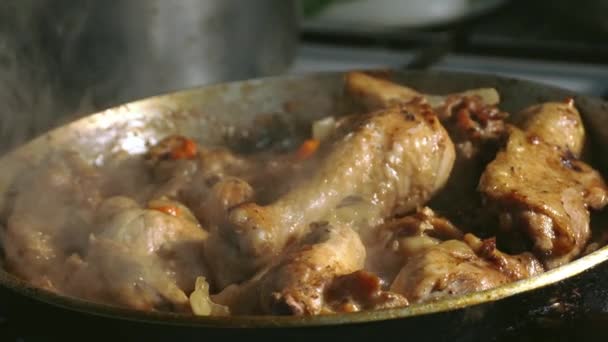 パンのおいしい鶏の肉の部分 フライングまたは焙煎処理 キッチンストーブの上で食べ物を準備します ドラムスティックとチキンレッグはスローモーションで揚げられています — ストック動画