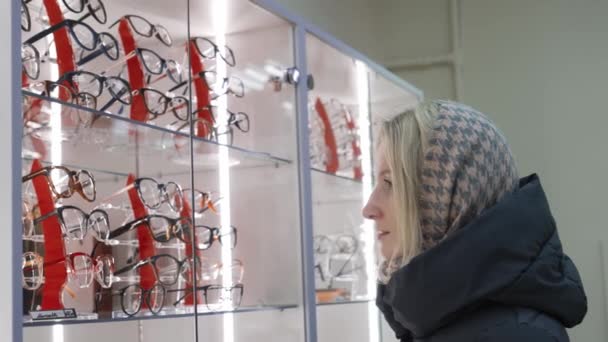 Row Glasses Opticians Eyeglasses Shop Stand Glasses Store Optics Woman — Video