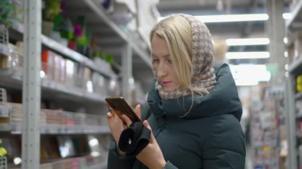 Νέος Ζεστά Ντυμένος Σακάκι Καυκάσιος Γυναίκα Στο Σούπερ Μάρκετ Φαίνονται — Αρχείο Βίντεο