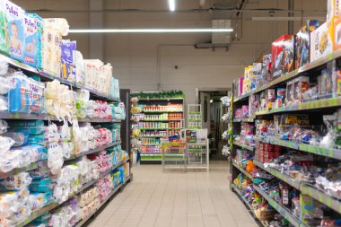 Mogilev, Belarus - 30 Aralık 2021: Bebek bezi ve oyuncaklarının çeşitliliği büyük süpermarketlerde satılmak üzere tezgahta sergilenmektedir. İnsansız süpermarket