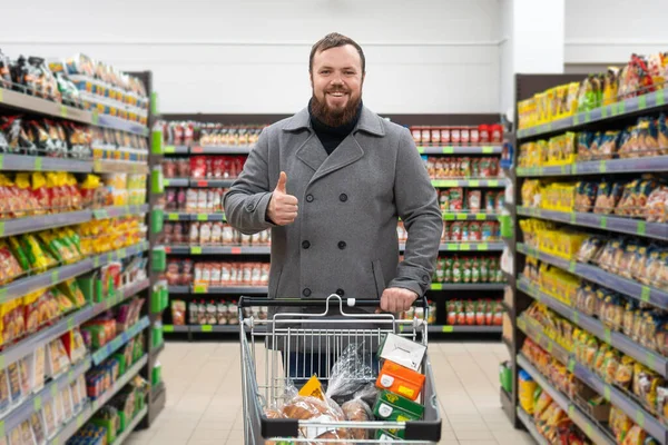 Sorridente Giovane Soddisfatto Con Barba Cappotto Grigio Trova Supermercato Alimentari — Foto Stock