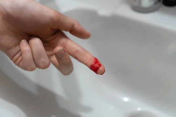 Крупный План Порезанного Пальца Женщины Крови Над Раковиной — стоковое фото