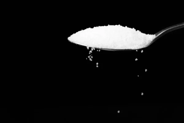 Siyah Zemin Üzerinde Ufalanan Beyaz Şekerli Çay Kaşığının Makro Fotoğrafçılığı — Stok fotoğraf