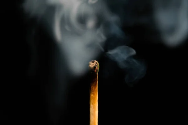 Uma Combinação Iluminada Com Fumaça Fundo Preto Macrofotografia Fósforo Extinto — Fotografia de Stock