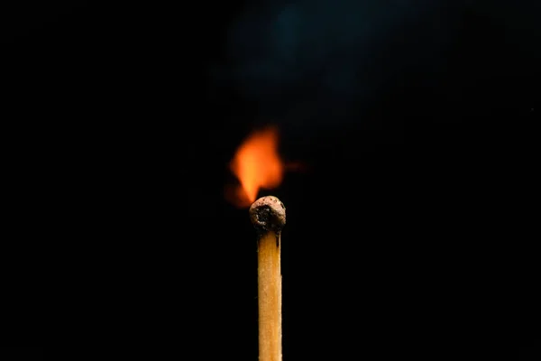Zapalování Zápalky Černém Pozadí Makro Fotografie Nově Zapálená Sirka Kouřem — Stock fotografie