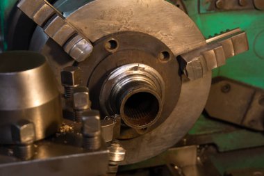 Metal parçalarının metal işçiliğine dönüştürülmesi, metal parçaların torna ile kesilmesi için endüstriyel Lathes üretimi. Torna ile metal çalışma süreci.