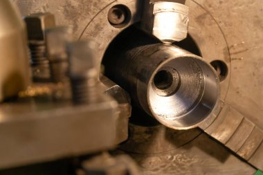 Metal parçalarının metal işçiliğine dönüştürülmesi, metal parçaların torna ile kesilmesi için endüstriyel Lathes üretimi. Torna ile metal çalışma süreci.