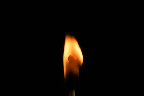 黒い背景でマッチを燃焼 マクロ写真 炎の黒い頭を持つ木製のマッチは 火災を照明するために一致します チームに火をつけるためのリーダーシップとしてのスパークの概念 — ストック写真