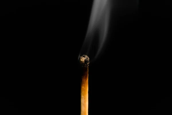 Zapálená Sirka Kouřem Černém Pozadí Makro Fotografie Uhasená Sirka Kouřem — Stock fotografie