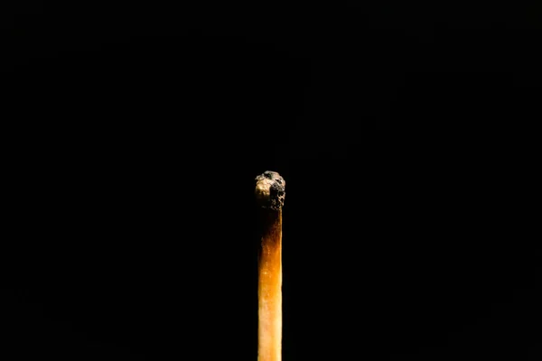 黑色背景上的烟熏火柴 宏观摄影 被烟熏灭的火柴 — 图库照片