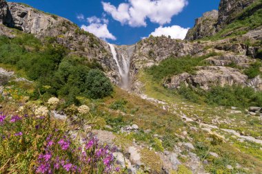 Gürcistan 'ın Upper Svaneti dağlarındaki Mazeri, Shdugra şelalesi ve dağın görkemli parlak yaz manzarası. Doğanın güzelliğinin kavramsal arka planı.