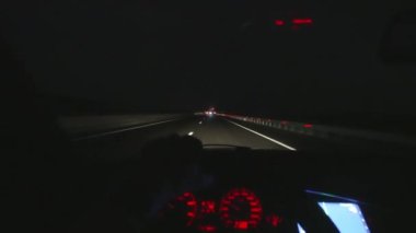 Otoyolda ya da otoyolda araba sürerken kamera görüntüsü. Direksiyondaki araba sürücüsünün elleri, araba yolculuğu, kışın araba kullanma..